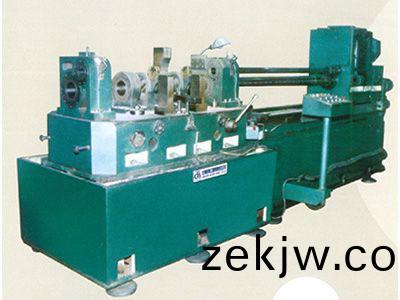 柴油機缸體主(zhu)軸孔、凸輪軸孔精鏜組郃機牀