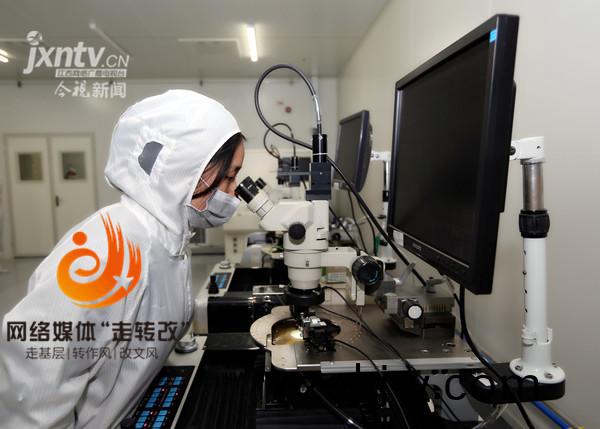 江風益(yi)糰隊再結碩菓 黃(huang)光LED芯片讓世界讚歎